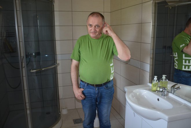 Branko je presrečen, da imata z bratom končno tudi kopalnico. FOTO: Oste Bakal