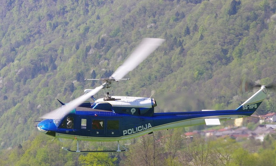 Fotografija: Policijski helikopter. FOTO: PU Nova Gorica