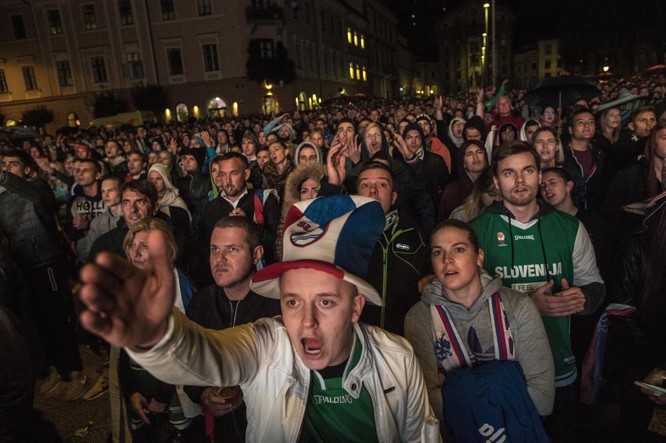 Fotografija: Simbolična fotografija: navijači v centru Ljubljane spremljajo košarkarsko tekmo med Slovenijo in Srbijo. FOTO: Voranc Vogel, Delo