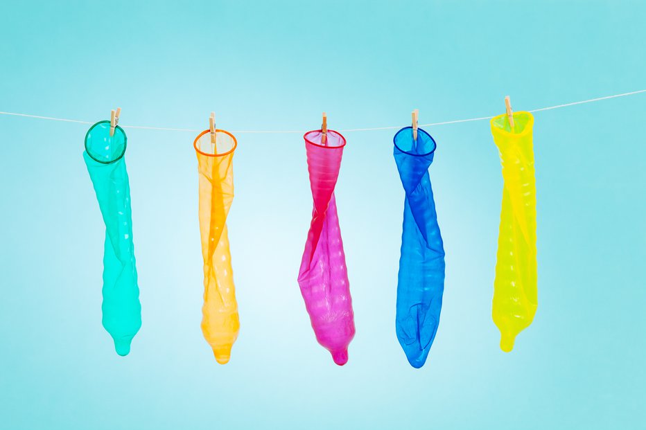 Fotografija: Ženinim žrebcem deli kondome. FOTO: Guliver/Getty Images