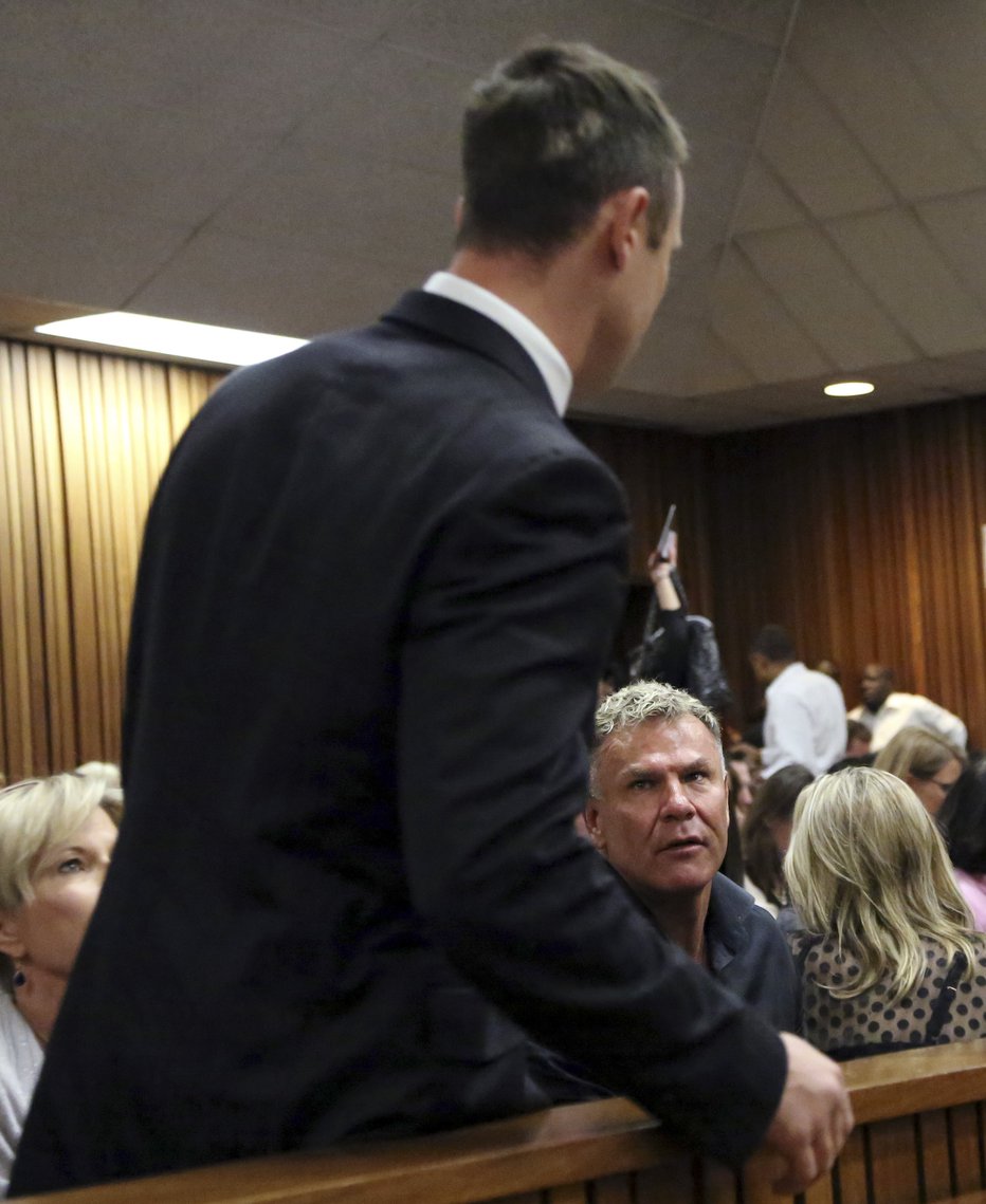 Fotografija: Marc Batchelor je na sojenju Oscarju Pistoriusu sedel z družino pokojne Reeve Steencamp. FOTO: Reuters
