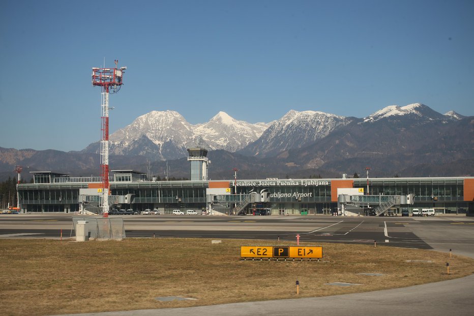 Fotografija: Letališče Jožeta Pučnika na Brniku. FOTO: Jure Eržen, Delo