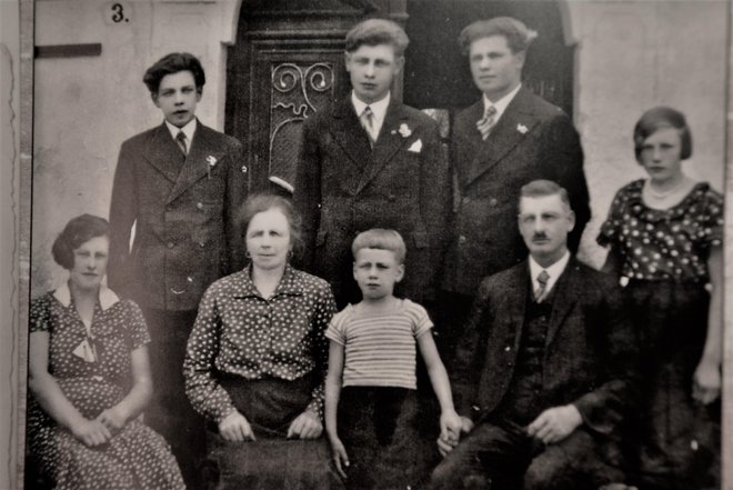 Slavka (stoji prva z desne) s starši ter brati in sestro.
