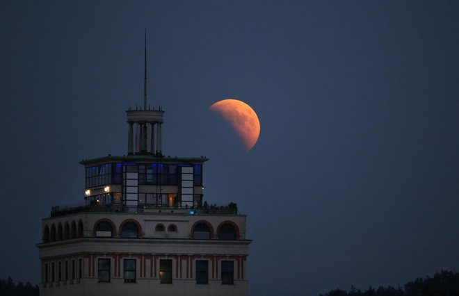 Lunin mrk za ljubljanskim nebotičnikom. FOTO: Matej Družnik
