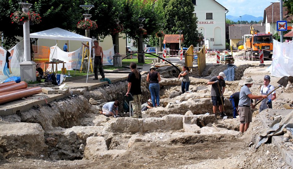 Fotografija: V središču Cerkelj so med gradnjo komunalne infrastrukture nepričakovano naleteli na ostanke obrambnega zidu in slovansko grobišče. FOTOGRAFIJE: Janez Kuhar