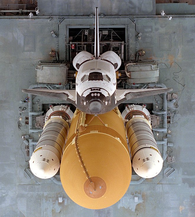 Shuttle Atlantis na mobilni izstrelni ploščadi. FOTO: Nasa