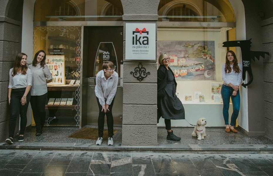 Fotografija: Ekipa trgovine IKA je vedno vesela ljubiteljev slovenskega oblikovanja. FOTO: Samo Rajkovič