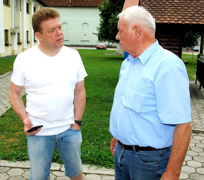 Reševanje sta sprožila cerkljanski župnik Jernej Marenk (na levi) in župan občine Cerklje Franc Čebulj. FOTO: Janez Kuhar