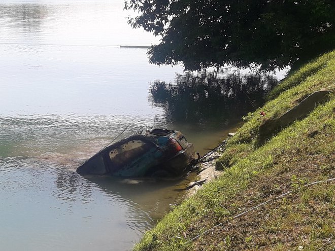 Vozilo so našli v reki. FOTO: PP Maribor I