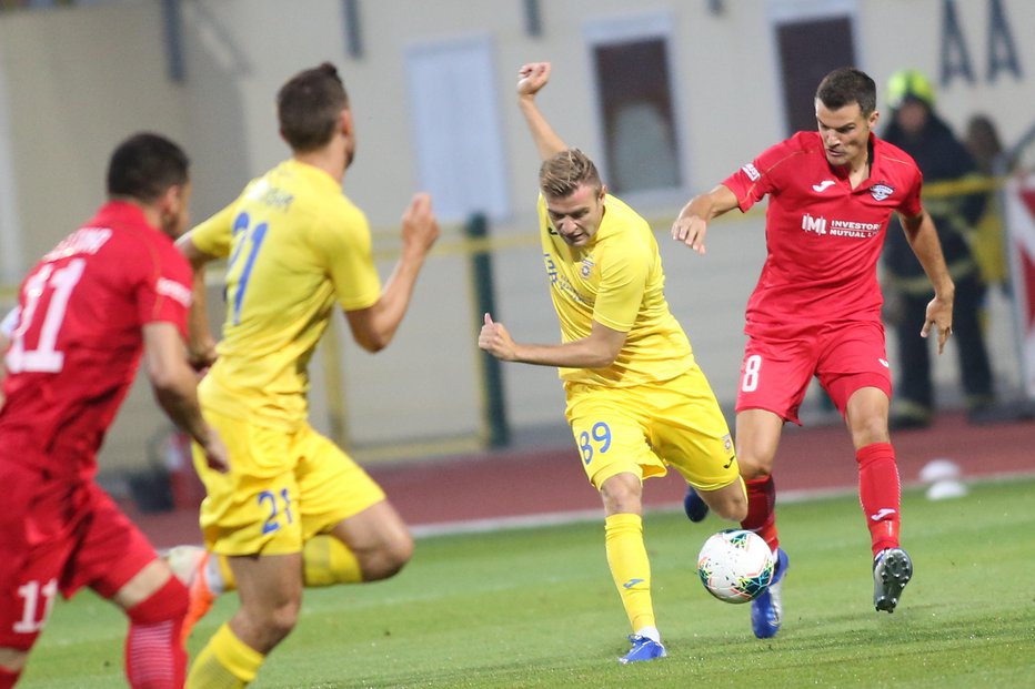 Fotografija: Na stadionu ob Kamniški Bistrici je edini zadetek zabil Domžalčan Slobodan Vuk, na fotografiji z žogo. FOTO: Tomi Lombar