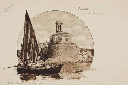 Topo pred svetilnikom rt Madona – Punta Piran. V tej obliki je bil svetilnik zgrajen leta 1872.