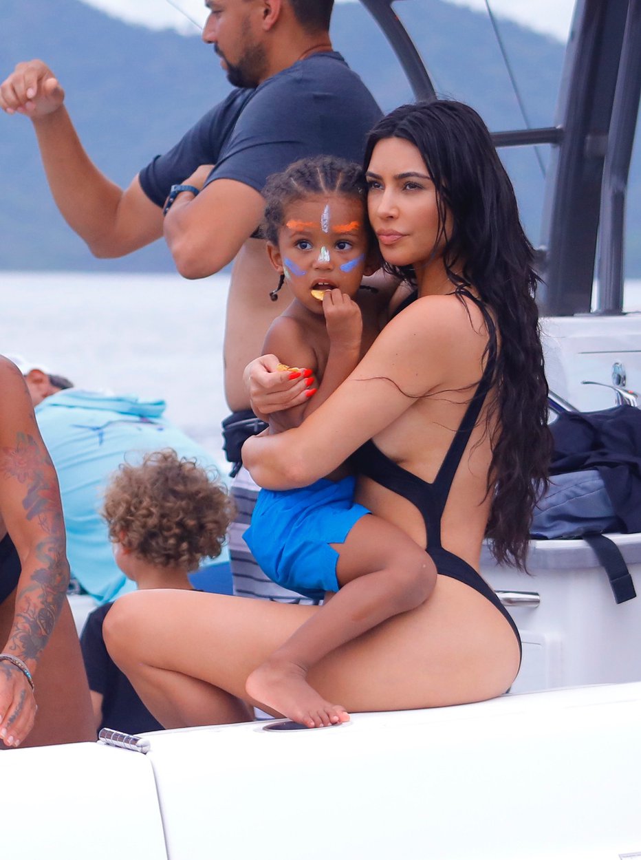 Fotografija: Kim in Kourtney Kardashian sta si z otroki privoščili popoldne na prestižni ladji. Foto: Profimedia
