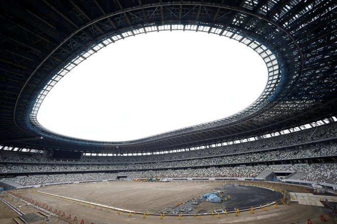 Gradnjo glavnega stadiona za OI v Tokiu že zaključujejo. FOTO: Reuters