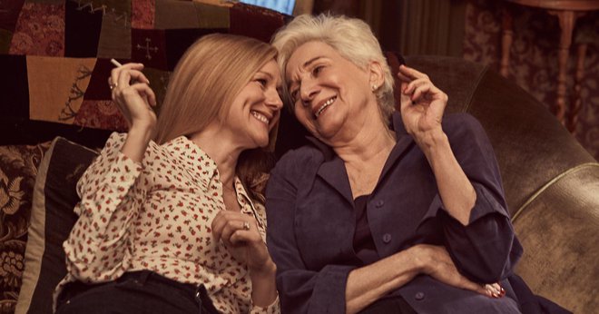 Mary Ann Singleton in Anna Madrigal med obujanjem spominov in kajenjem marihuane FOTOGRAFIJI: Netflix