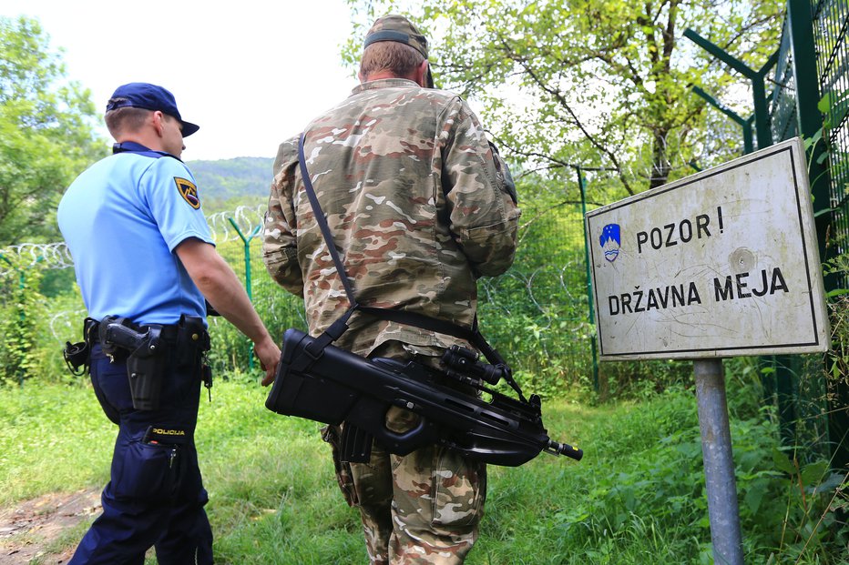 Fotografija: Skupno varovanje meje policije in vojske. FOTO: Tomi Lombar, Delo