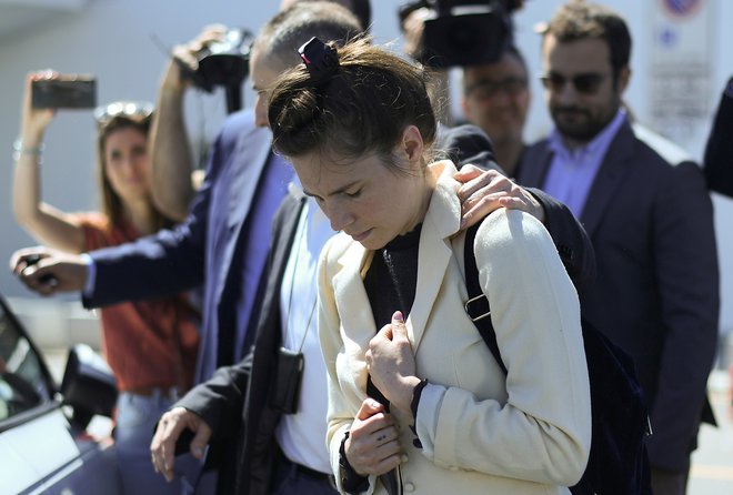Ko je pristala na milanskem letališču, je Amanda Knox sklonjene glave hitela proti avtu. Foto: REUTERS