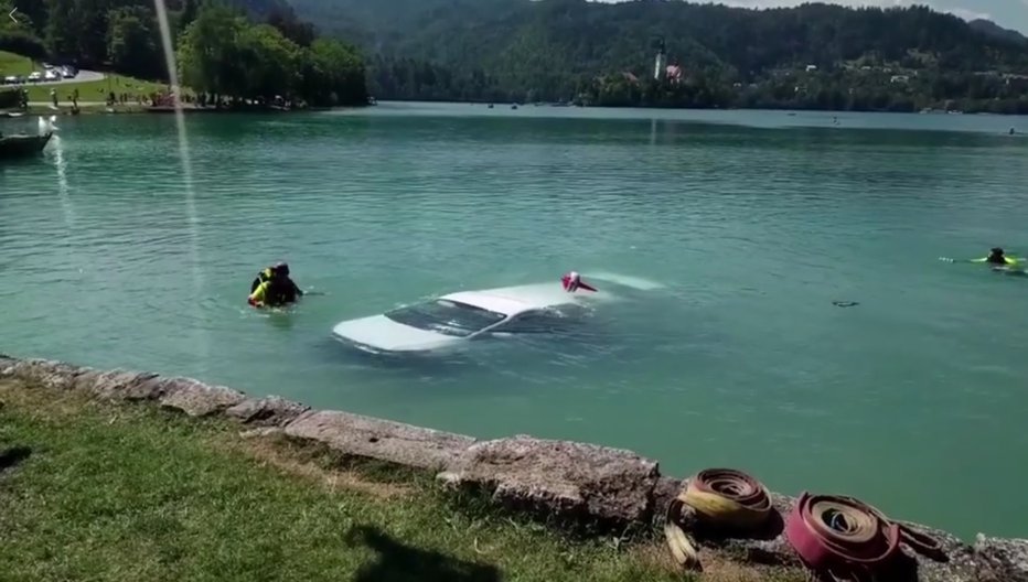 Fotografija: Vozilo se je ohladilo v Blejskem jezeru. FOTO: posnetek zaslona