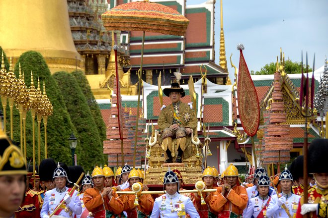 Na Tajskem kralja častijo kot božanstvo. FOTO: REUTERS