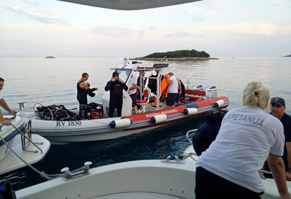 Fotografija: Iskalna akcija za Slovencem, ki je padel v morje. FOTO: MPPI
