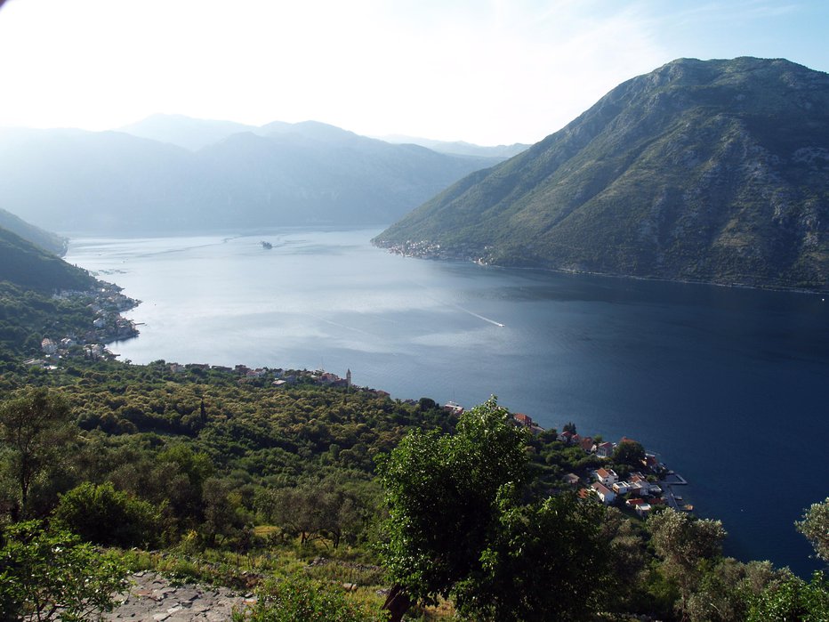 Fotografija: Pogled na Boko Kotorsko z južnih pobočij nad zalivom