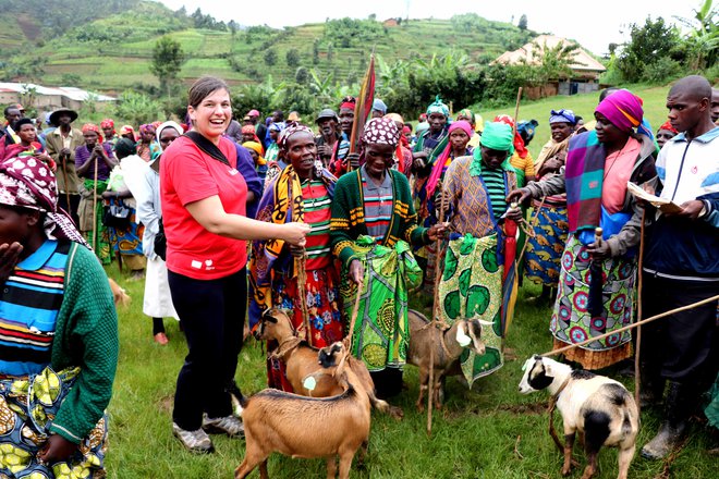 Kar 600 ruandskim družinam so že podarili koze. Foto: Jana Lampe
