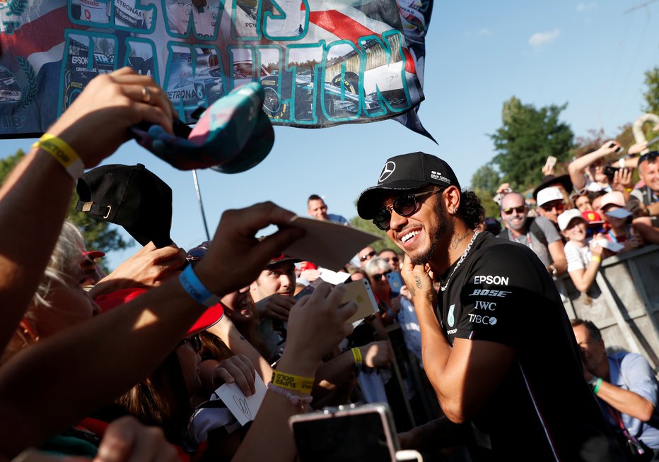 Fotografija: Lewis Hamilton ima tudi na Hungaroringu veliko oboževalcev. FOTO: Reuters