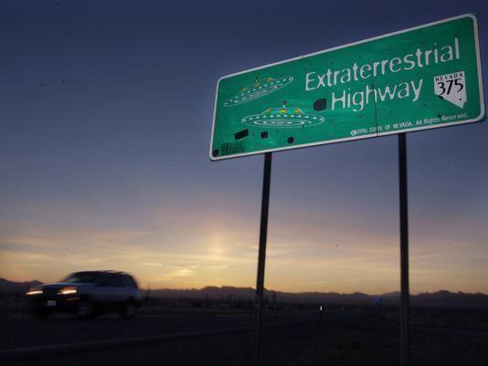 Cesta številka 375, ki so jo poimenovali avtocesta vesoljcev, v bližini Območja 51 v Nevadi. FOTO: REUTERS