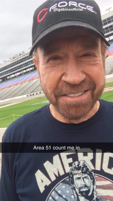 Svojo udeležbo v pohodu na Območje 51 je napovedal tudi Chuck Norris. FOTO: TWITTER