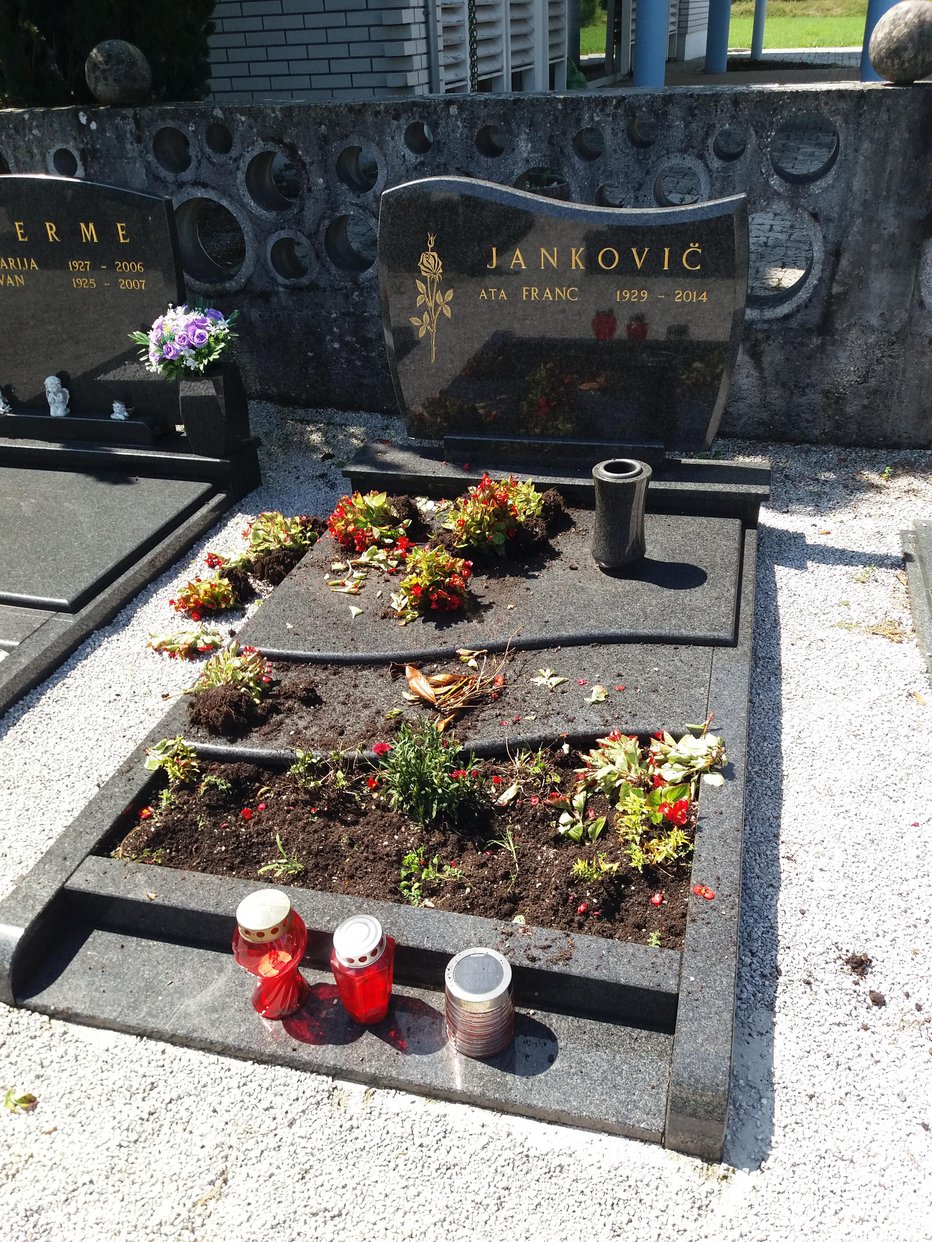 Fotografija: Dedkov grob je bil razdejan. FOTO: Anja, bralka poročevalka
