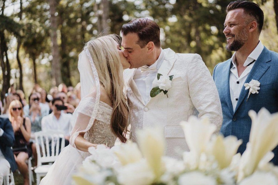 Fotografija: Ganljivi trenutek, ko je Tomaž poljubil svojo ženo. FOTOGRAFIJE: Instagram, facebook
