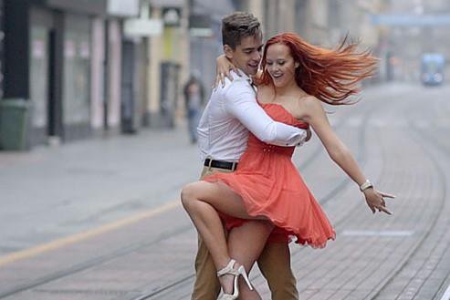 Vlogo Fine Nine v videospotu so zaupali izvrstni plesalki Katarini Kumer in njenemu soplesalcu Timejanu Lesjaku, ki sta se vrtela po zagrebških ulicah.