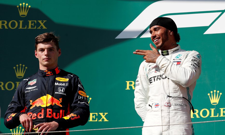 Fotografija: Lewis Hamilton (desno) je Maxu Verstappnu jasno pokazal, kdo je vladar formule 1. FOTO: Reuters