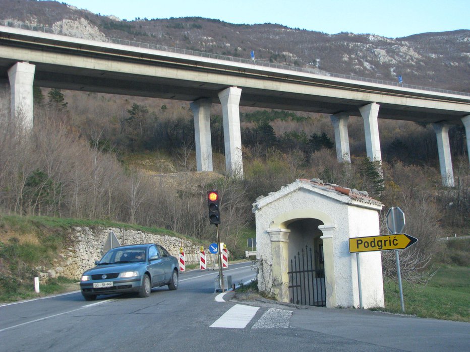Fotografija: V izvajanju je pilotna stena Podgrič pod viaduktom in pod nasipom med viaduktoma Barnica in Podgrič. FOTO: Katja Željan