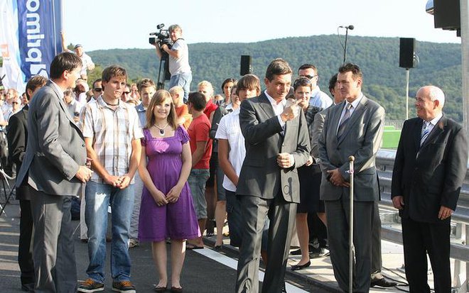 Pred desetimi leti je takratni premier Borut Pahor tako slavnostno odprl hitro cesto. FOTO: LJUBO VUKELIČ