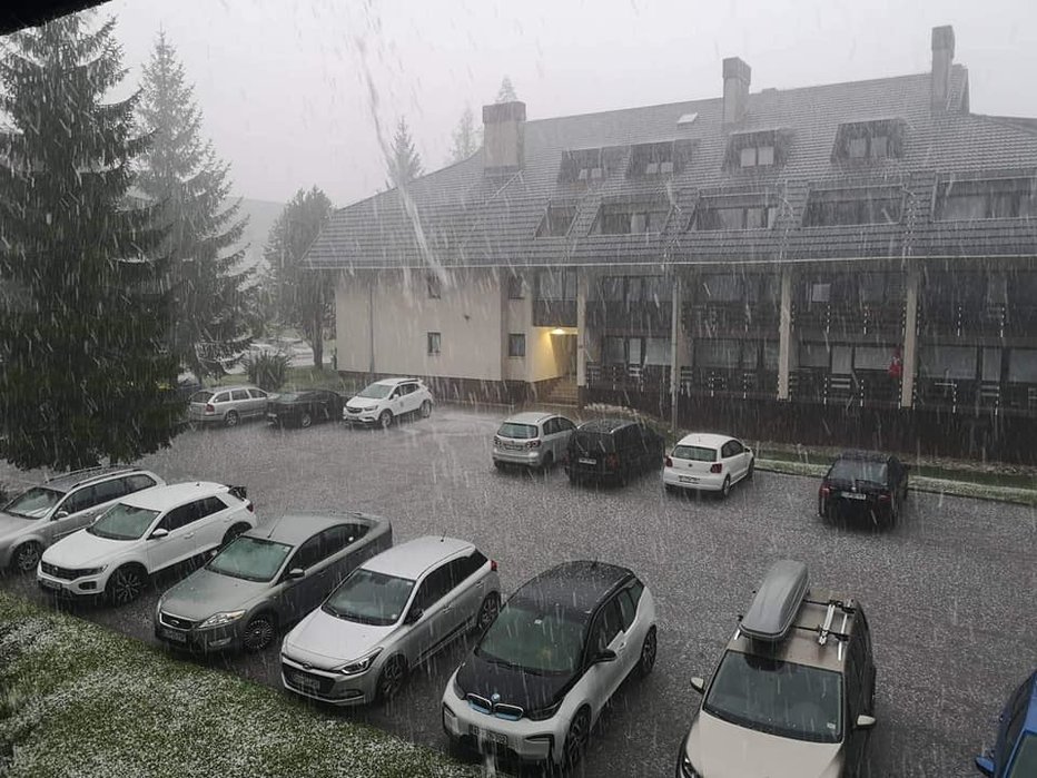Fotografija: Popoldne je v delu Gorenjske nastala nekoliko močnejša nevihta s silovitim nalivom in točo. Takšno je bilo stanje v Kranjski Gori. FOTO: Facebook.com/stormchasersslovenija