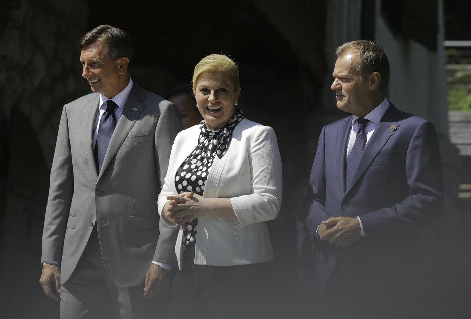 Fotografija: Hrvaška predsednica Kolinda Grabar Kitarović in slovenski predsednik Borut Pahor predajata pismo predsedniku evropskega sveta Donaldu Tusku. FOTO: Jože Suhadolnik