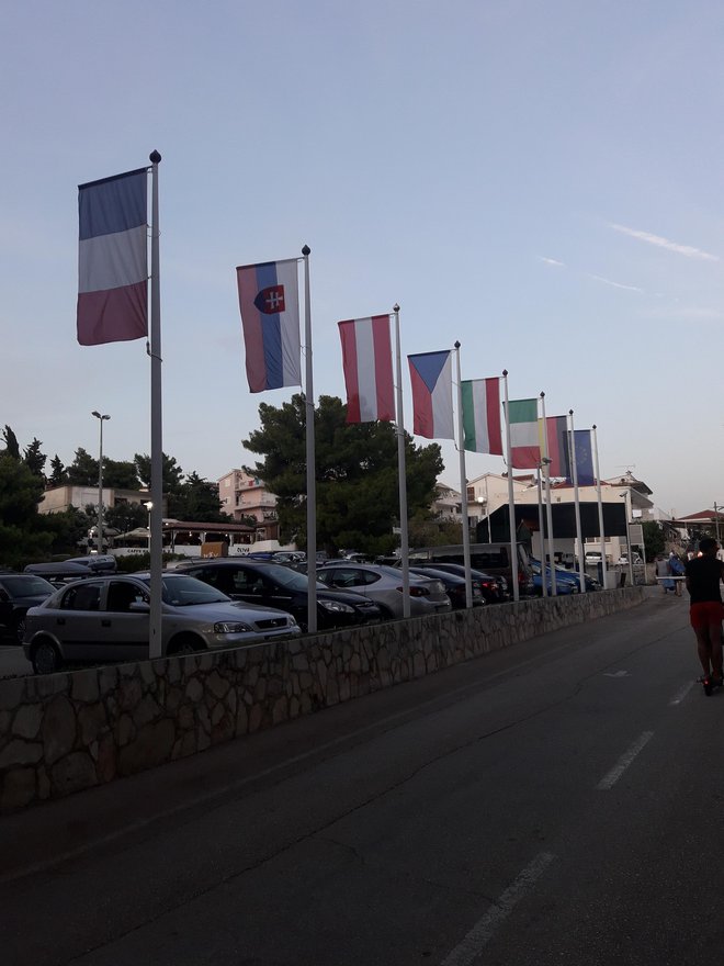 Zastave, med katerimi pa ni slovenske. FOTO: Brane, bralec poročevalec