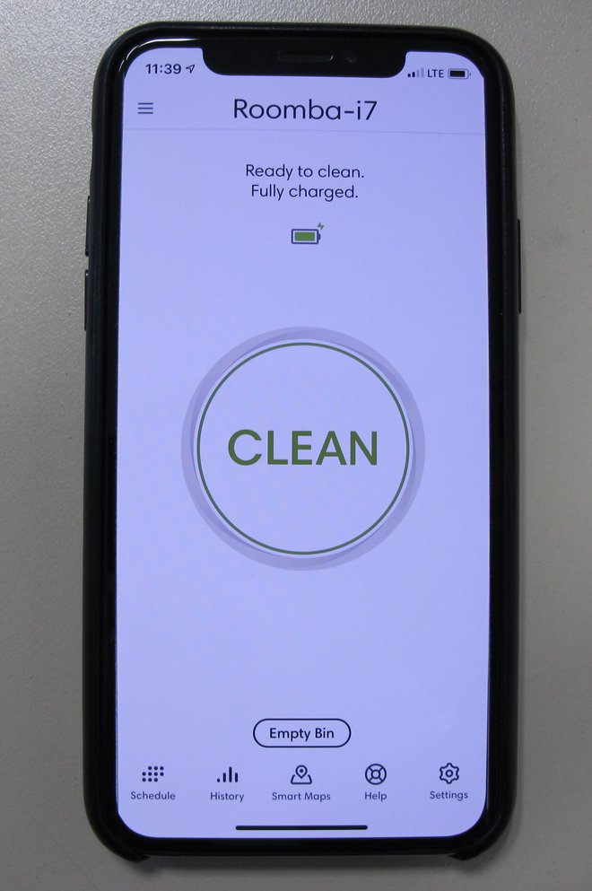 Roombo i7+ lahko upravljamo z aplikacijo na pametnem telefonu ali z gumbi na sesalniku.