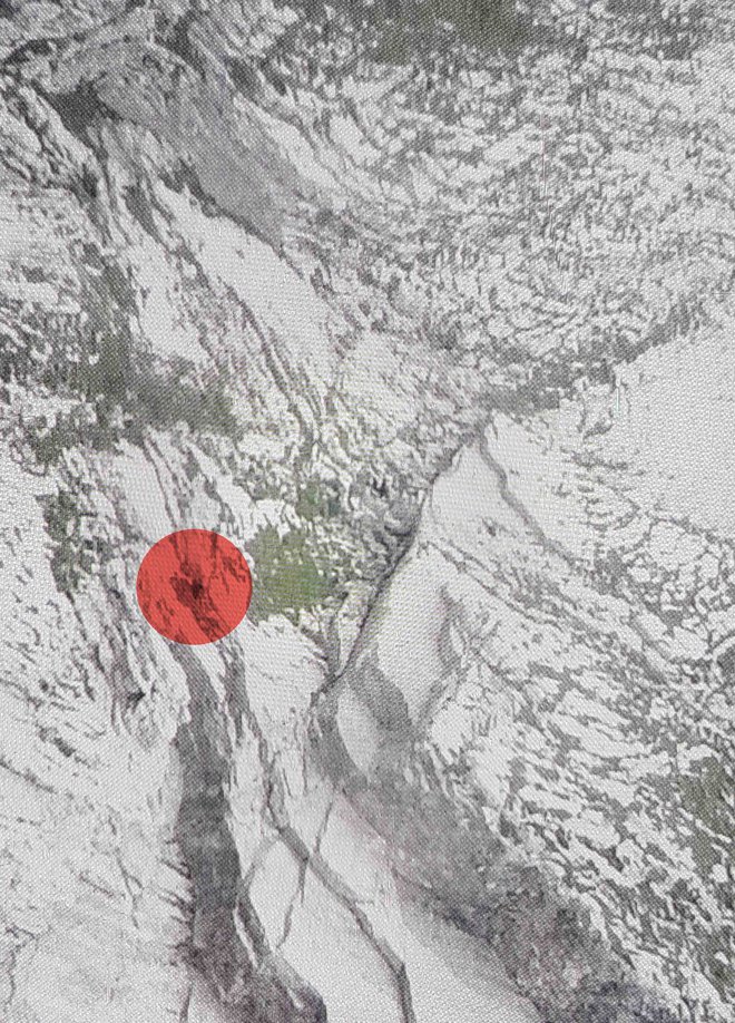 Policija je označila mesto, kjer sta se znašla nesrečna planinca, zraven pa so zapisali: Skuta – gora, ne mlečni izdelek. FOTO: Policija