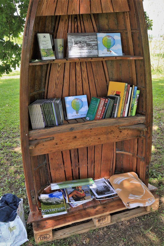 Knjižnica pod drevesom v blejskem čolnu FOTO: Jaroslav Jankovič