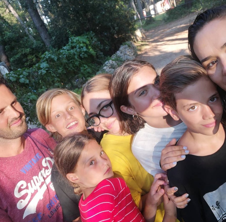 Fotografija: Marko, Luka in Lina Jovovič ter Alina, Anika, Jalen in Alenka Košir pred odhodom s počitnic na Lošinju. Foto: Instagram
