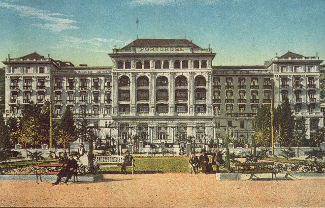 Hotel Palace je bil zgrajen leta 1910 in je veljal za najodličnejšega na vzhodni obali Jadrana.