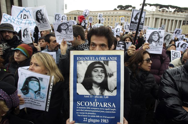 Leta 2011 so na trgu Svetega Petra v Rimu potekale demnstracije, na katerih so ljudje zahtevali, naj Vatikan pove resnico o izginuli Emanueli Orlandi. FOTO: Reuters