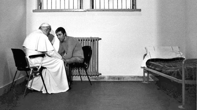 Pepež Janez Pavel II. je svojega atentatorja Mehmeta Alija Agco obiskal v zaporu. FOTO: Reuters