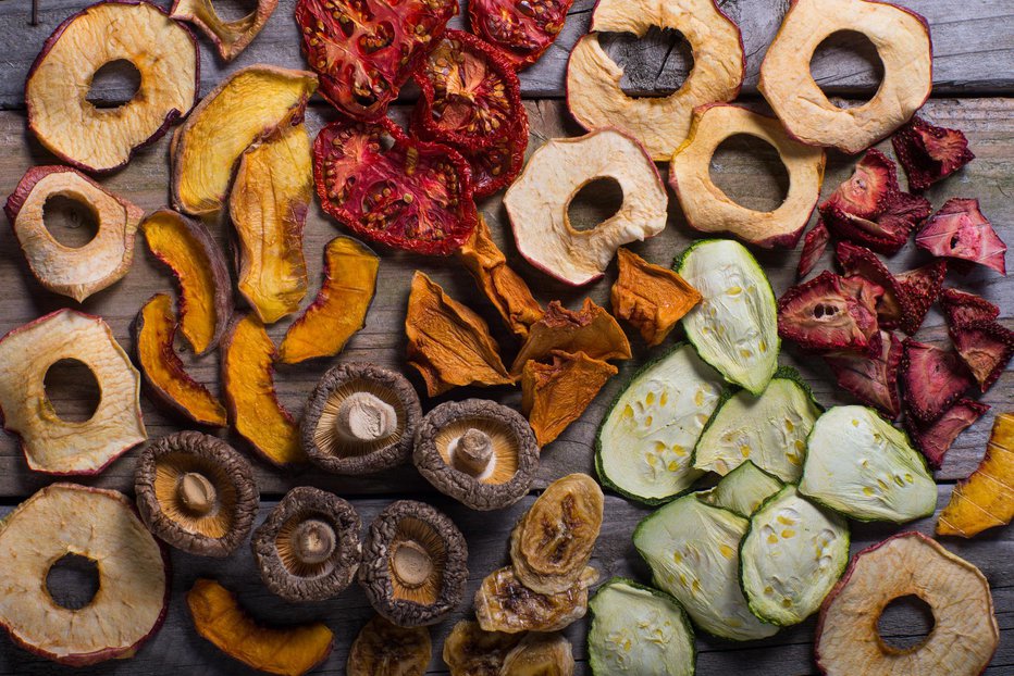 Fotografija: Na rezine narezana zelenjava in sadje kot čips. FOTO: Guliver/Getty Images