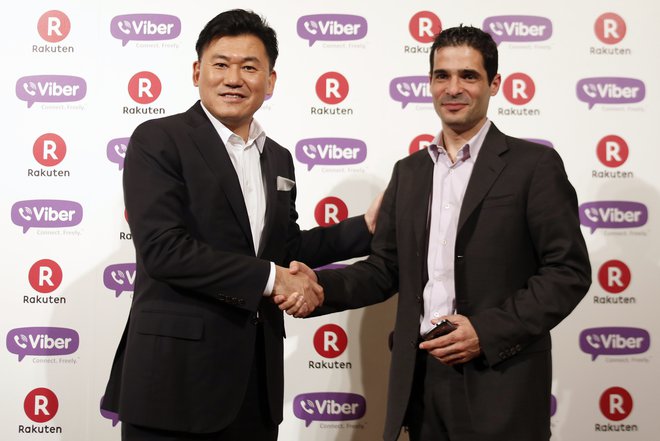 Ustanovitelj in izvršni dirktor Rakutna Hiroši Mikitani in (zdaj že nekdanji) šef Viber Media Talmon Marco ob napovedi, da bo Rakuten kupil Viber za 800 milijonov evrov. FOTO: Reuters