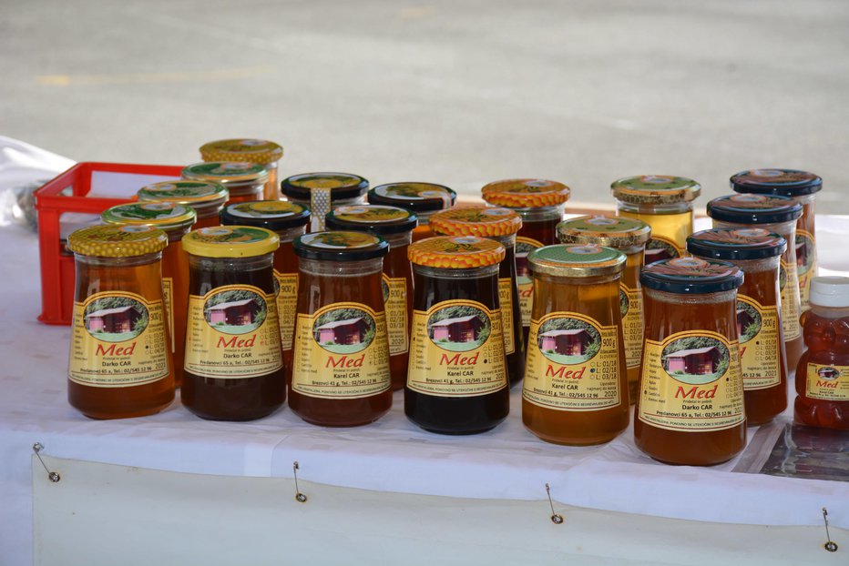 Fotografija: Iz Slovenije je med v ocenjevanje poslalo 72 podjetij oziroma čebelarjev, drugi so bili iz tujine. FOTOGRAFIJI: Oste Bakal