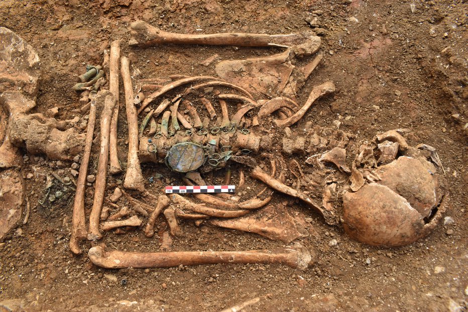 Fotografija: Skelet z lepo ohranjenim medaljonom na preklop in prstanom s poldragim kamnom FOTO: Benjamin Fele