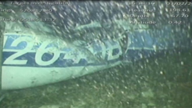 Razbitine letala, ki so jih našli v Rokavskem prelivu. FOTO: Reuters