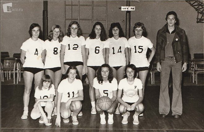 Majda je igrala košarko (številka 6), Zmago je bil trener. FOTO: KAMRA.SI/OSEBNI ARHIV